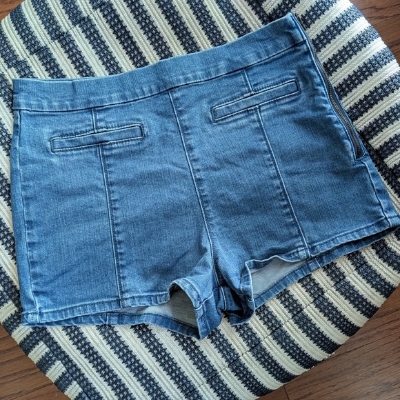 Hollister Classic Blue Denim Shorts Size 7 /28 - Picture 1 of 6